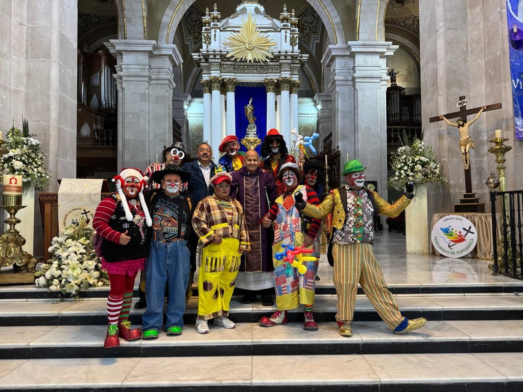 Labor. Siguen llevando alegría a la población, pese a las adversidades.