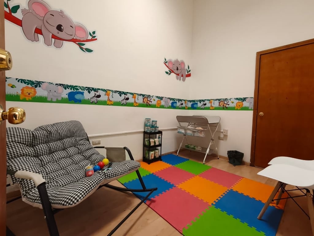 Seguro. El lugar está abierto para las mamás lactantes y sus bebés o quien requiera cambiar a su pequeño.