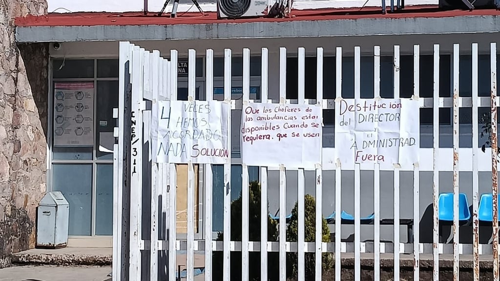 Aclaración. El plantón que mantienen los habitantes afuera del hospital en La Guajolota no impide al personal que brinde la atención, pero son ellos quienes han determinado no hacerlo.