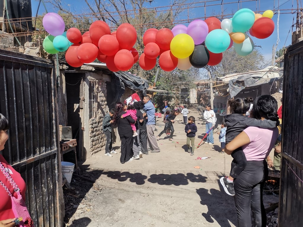 Altruismo. La distribución se realizó este domingo a familias del ejido Benito Juárez, donde se celebró una de varias posadas para niños y niñas de la zona.