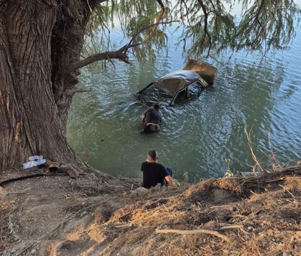 Labor. Un auto fue localizado en el Río Nazas con severos daños y falta de piezas.