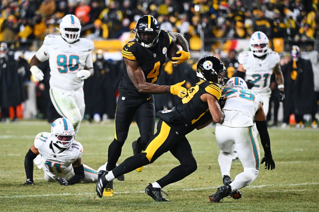 Línea. La defensiva de Pittsburgh capturó cuatro veces a Tua Tagovailoa, lo que limitó al mariscal de Miami.