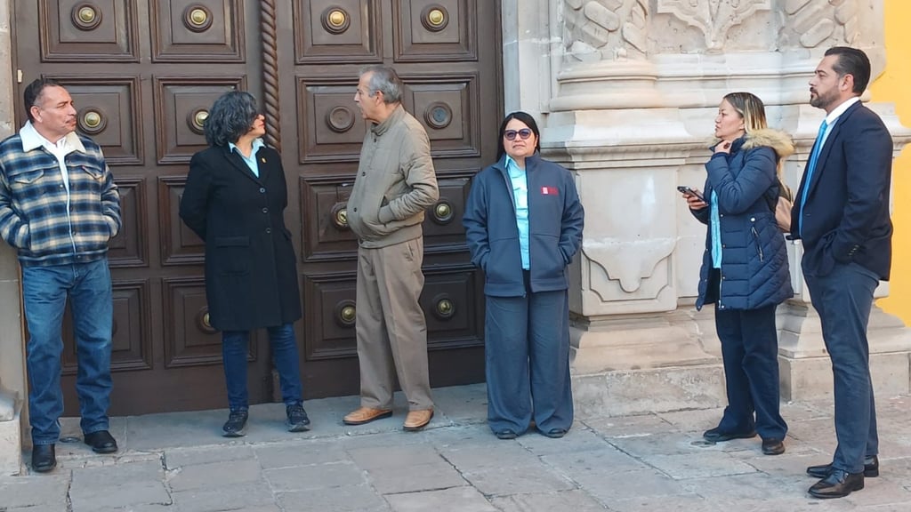 Por adeudos de aguinaldo, trabajadores toman Tesorería de la UJED