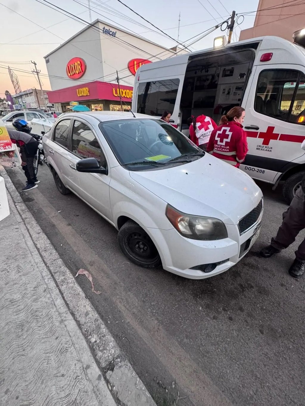 Accidente. Un motociclista repartidor resultó lesionado tras un choque en el Centro de Gómez Palacio.