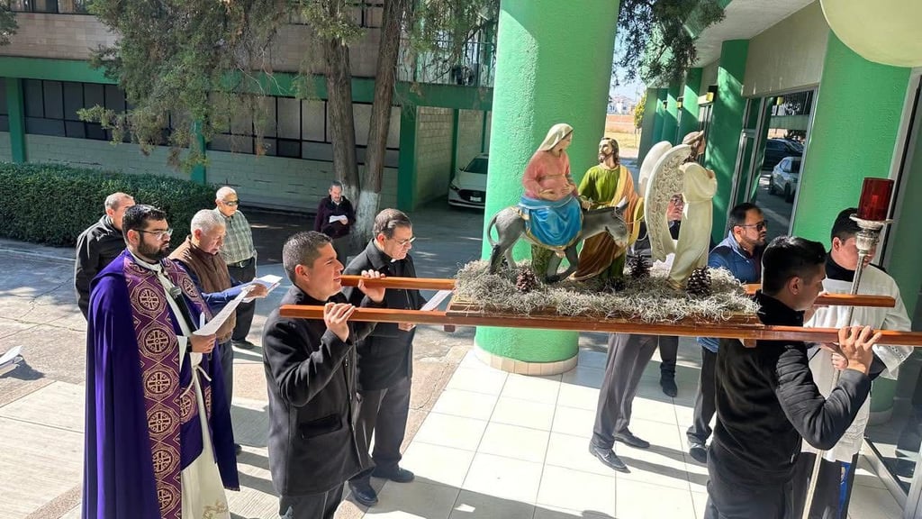 Tradición. Se acostumbra llevar a los peregrinos mientras se reza.