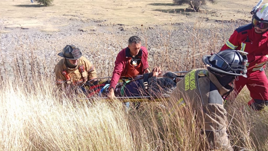 Acción. Una volcadura en la carretera Durango-Parral dejó tres lesionados; dos fueron ingresados al IMSS y una más al Hospital General 450.