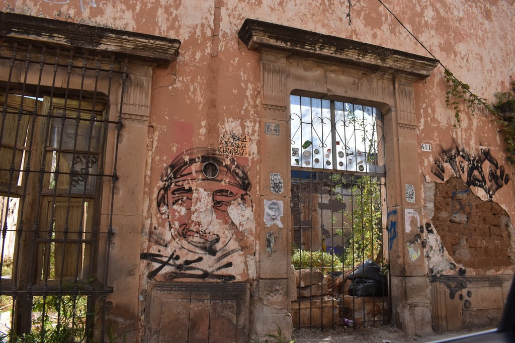 Vandalismo. Personas con diferente rango de edad acuden en las noches para pintar con grafiti las paredes de casas en el Centro Histórico; aunado a ello, también hay quienes arrojan su basura ahí.