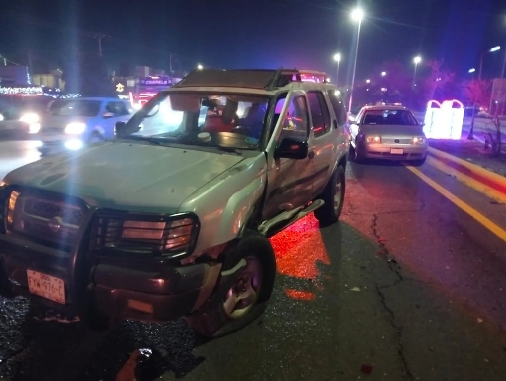 Hecho. Conductora de una camioneta provoca fuerte accidente en el periférico de Gómez Palacio.