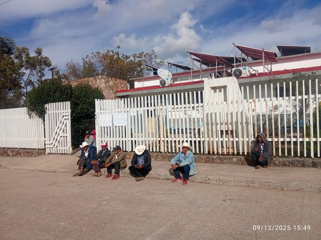 Atención. Mantenían el plantón sin obstruir el servicio médico.