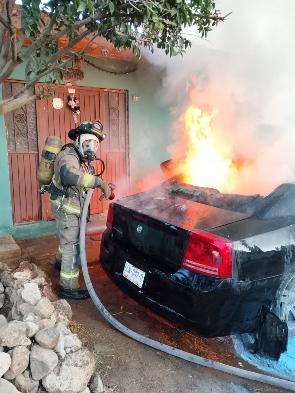 Acción. Se incendia vehículo y queda en pérdida total en la colonia El Saltito.