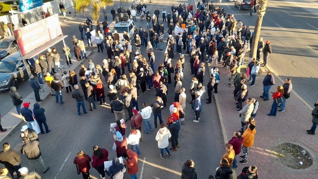 Marcharon. Jubilados y maestros activos de la sección 12 y 44 marcharon a la SEED temprano para exigir su pago.