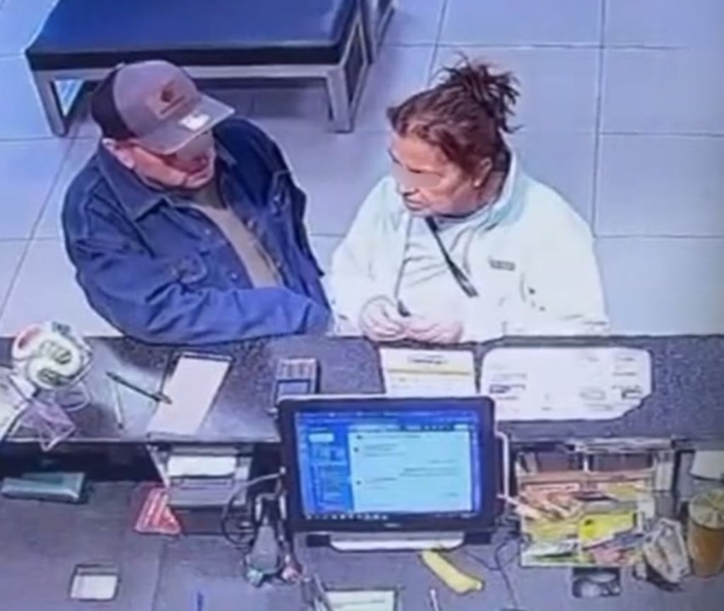 Problema. La pareja no reportó el hallazgo del monedero a las autoridades.