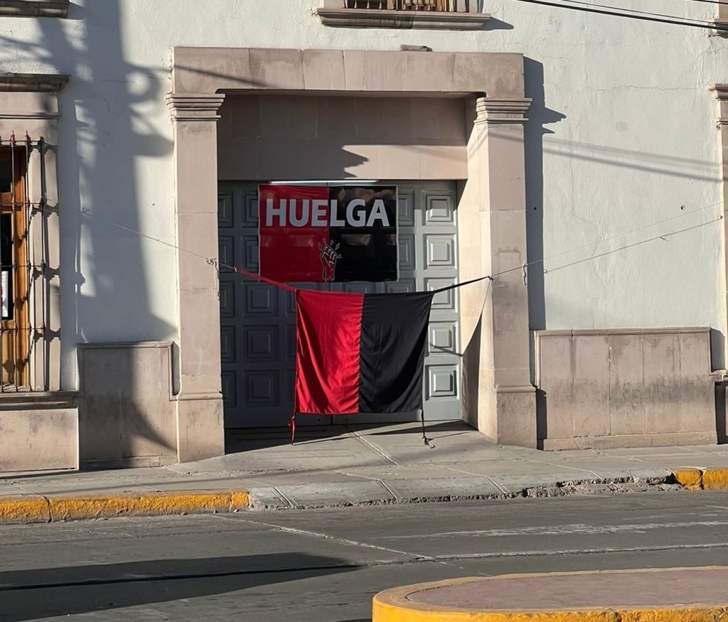 Situaciones. Están por cumplirse seis quincenas sin recibir pago. Para poder cubrir algunos gastos, parte del personal ha emprendido diversas actividades y ventas con el fin de obtener ingresos.