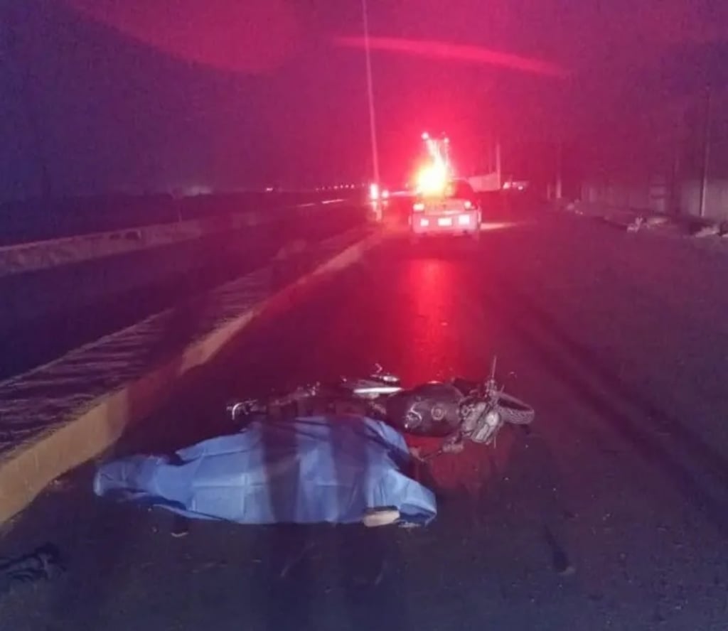 Luto. Motociclista muere tras sufrir accidente vial en Canal de Sacramento, este sábado por la noche en la ciudad de Lerdo, Durango.