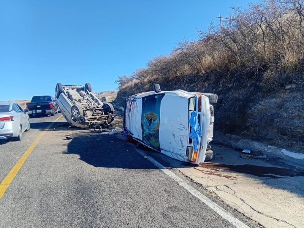 Dolor. Volcadura en carretera deja un menor muerto y cuatro lesionados.