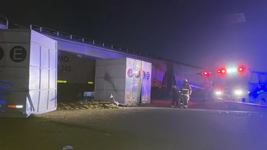 Accidente. Tren parte en dos a tráiler cargado con silo en Gómez Palacio.