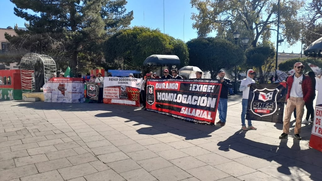 Inconformes. Los maestros se organizaron para manifestarse de manera pacífica y visibilizar la situación de irregularidad que enfrentan en la Universidad.