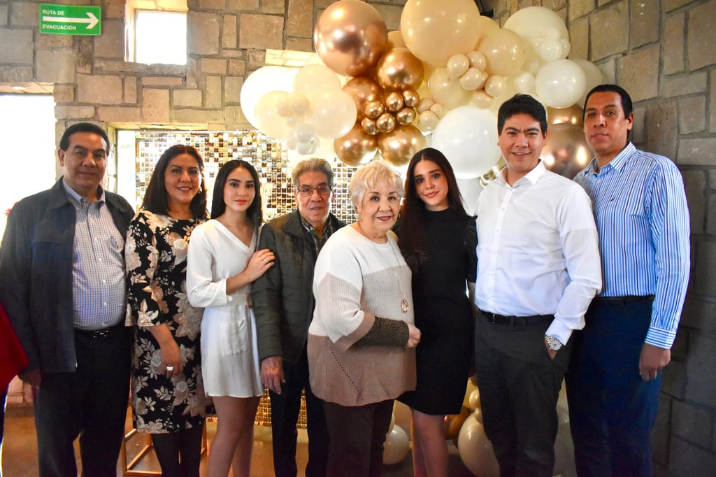 Irene Ojeda de Benítez junto a su esposo Enrique Benítez Vargas; sus hijos Luis Enrique, Milton, Tanya y Carlo Benítez Ojeda; así como sus nietas Antonella y Loredana.