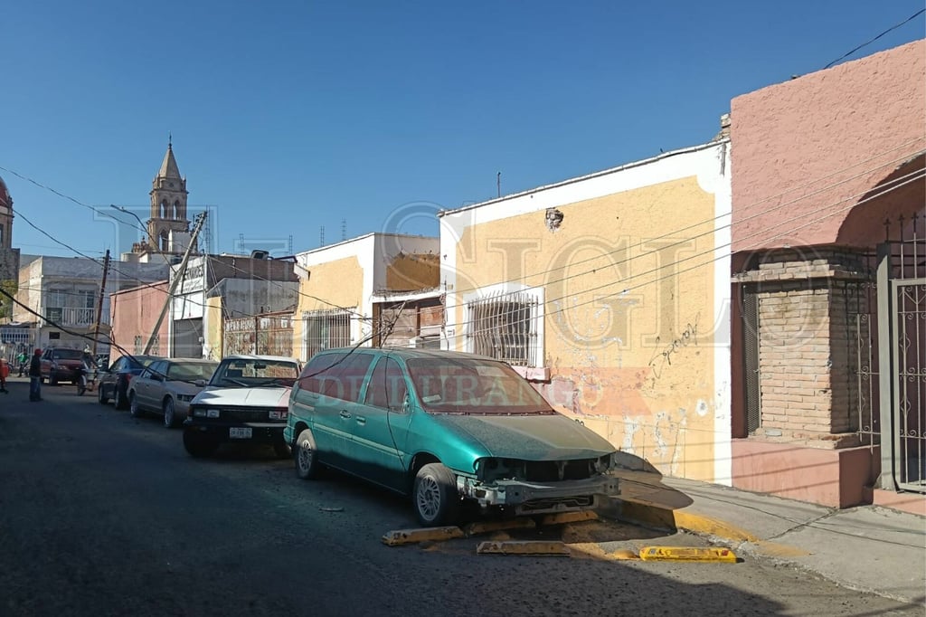 Camión de paquetería derriba cables de alta tensión y deja daños en vehículos en Analco