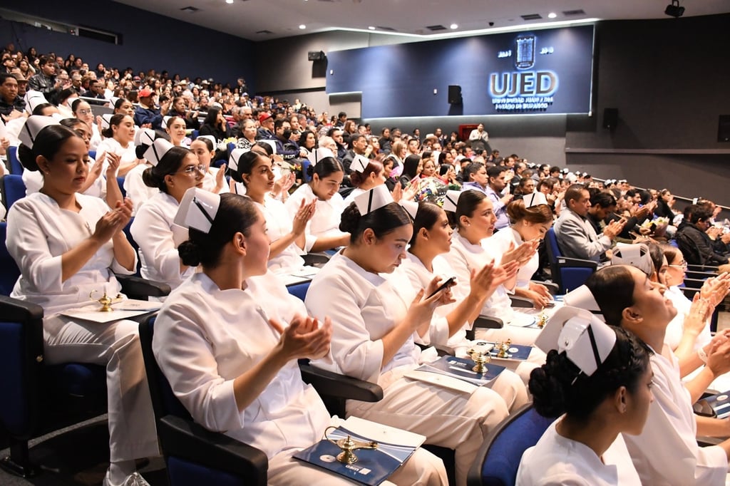 Excelencia. Reconocieron también a los mejores promedios de la generación.