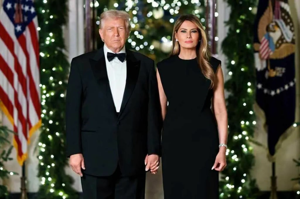 Postal de Navidad de los Trump: lucen serios, vestidos de negro y entre luces navideñas