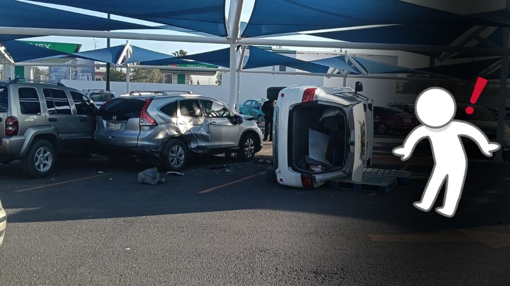 Nochebuena 2025 inicia con aparatoso accidente en estacionamiento de Walmart en Durango | VIDEO