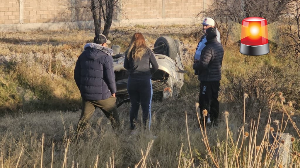 Por presunta falla mecánica, vuelca vehículo en el periférico de Durango