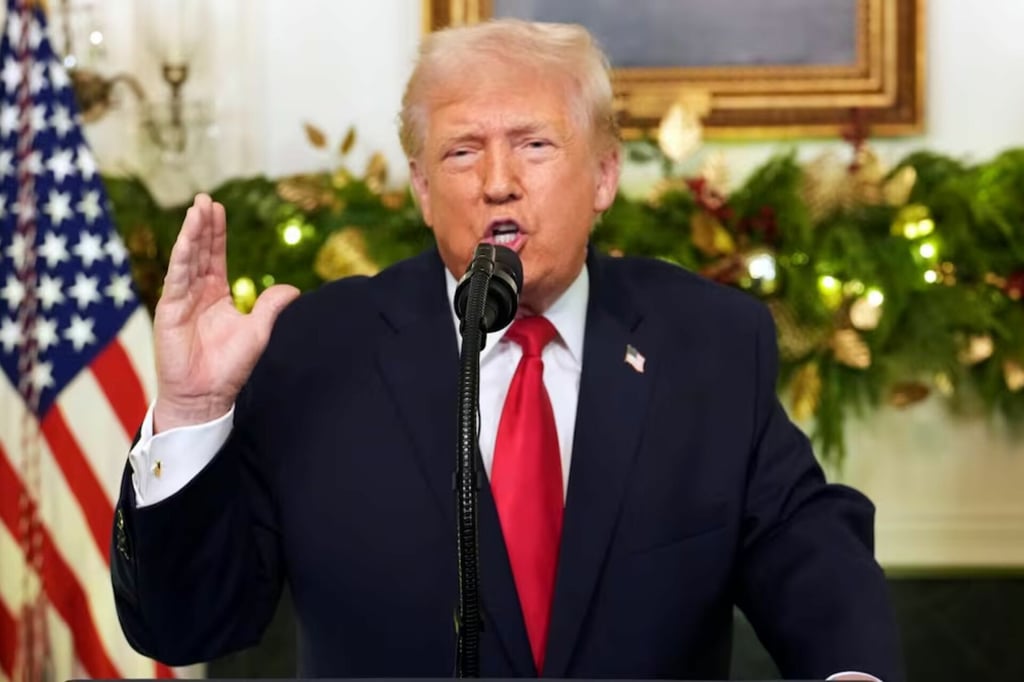 Trump ataca a programas nocturnos y cadenas de TV; amenaza con revocar licencias