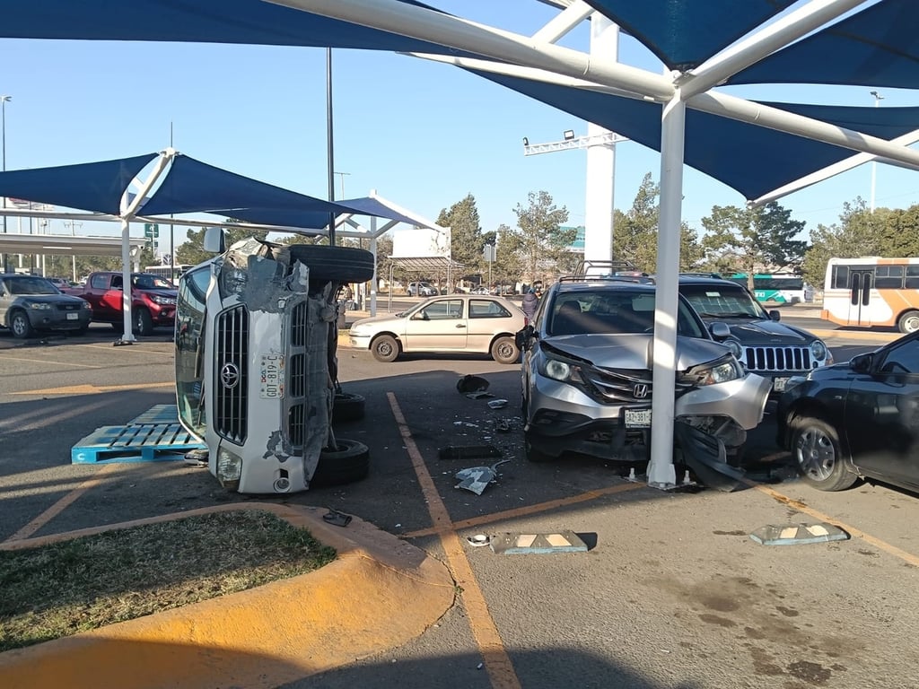 Caso. Un joven conductor perdió el control de su vehículo dentro un estacionamiento en un centro comercial; chocó y terminó volcado.