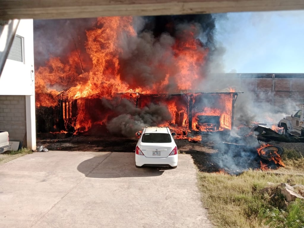 La radiación térmica alcanzó a un automóvil color blanco y ocasionó daños en parte de una segunda planta cercana.