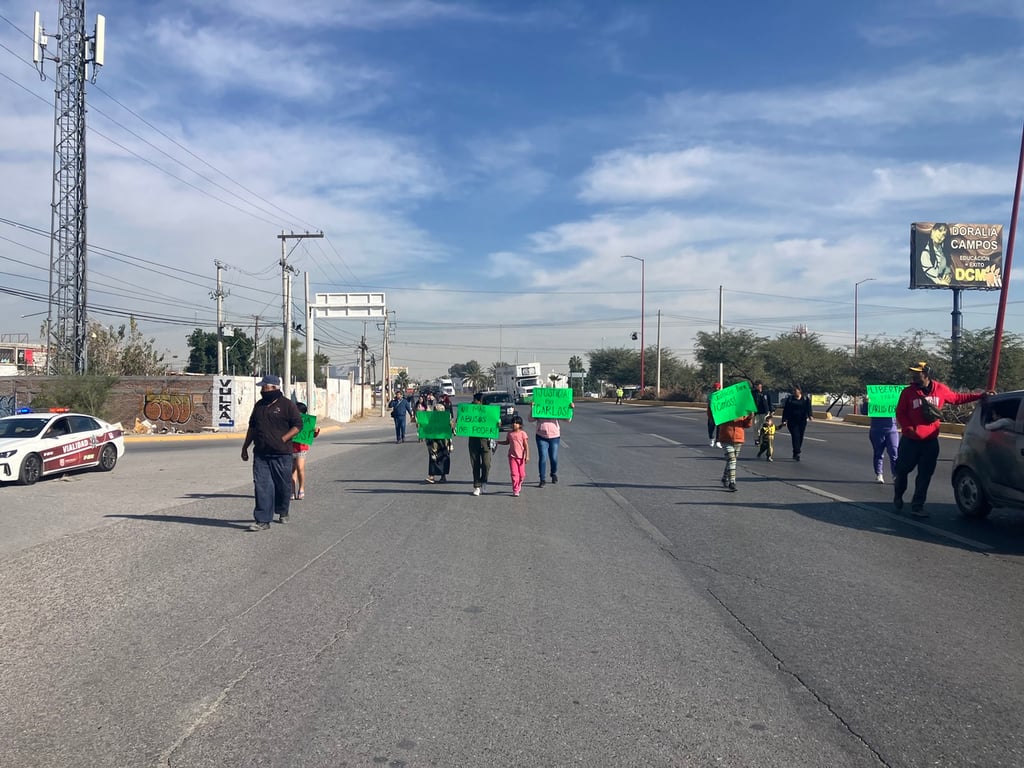 Situación. Un grupo de poco más de 20 personas, quienes se plantaron frente a la entrada del edificio de la Vicefiscalía luego de una caminata con carteles en mano con leyendas en las que exigían información, los cuales fueron escoltados por al menos dos unidades de Tránsito y Vialidad de Gómez Palacio.
