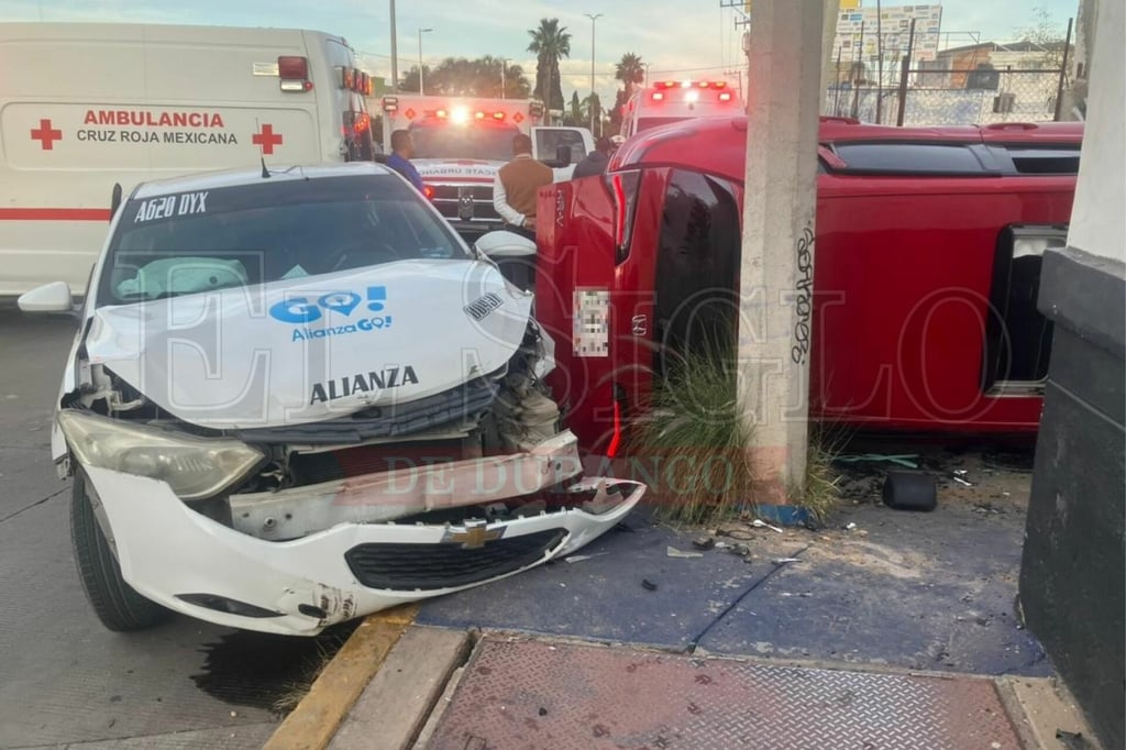 Choque entre taxi y vehículo particular deja volcadura en Felipe Pescador