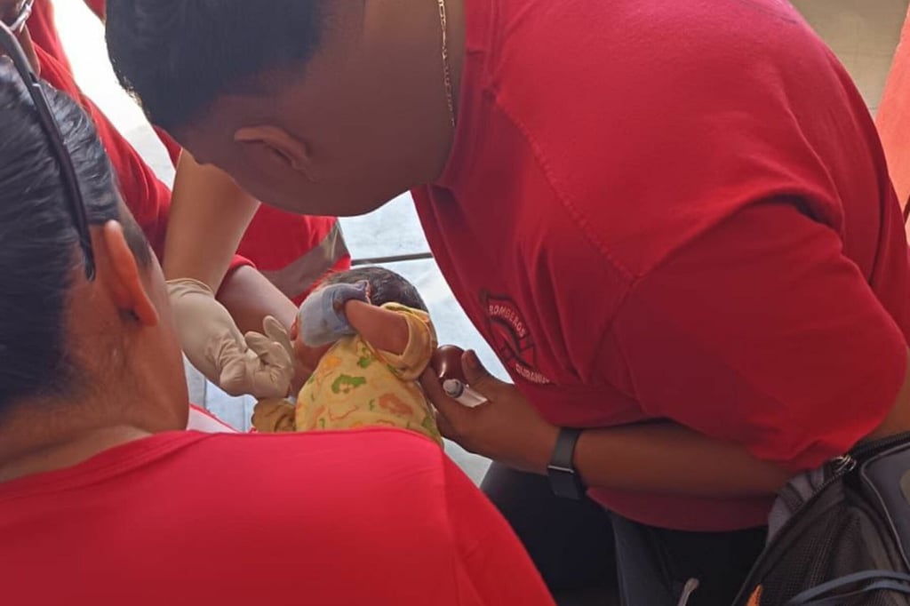 Bomberos salvan la vida de un bebé de 15 días en Durango