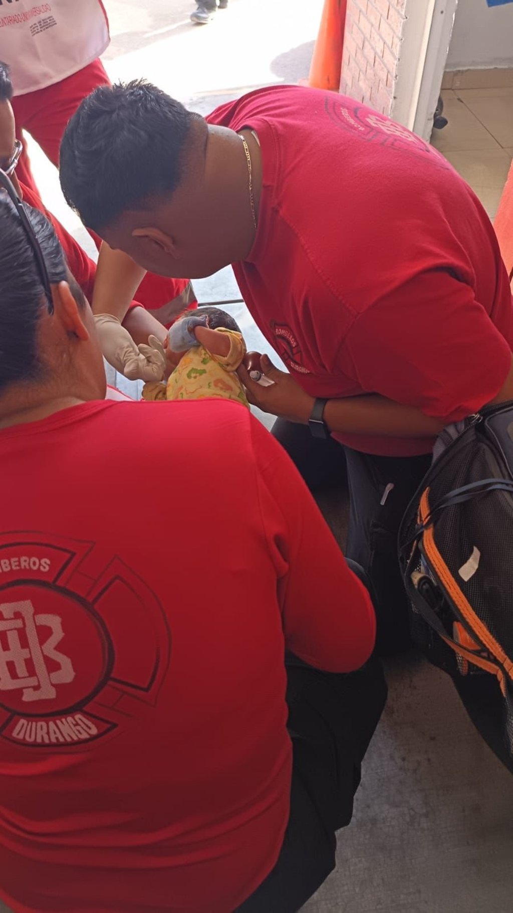 Labor. Bomberos reaniman a recién nacido tras sufrir asfixia en Durango.