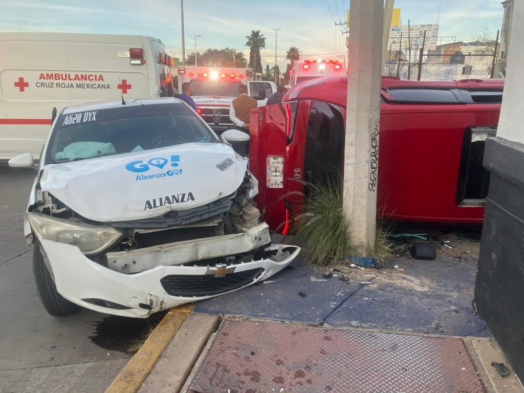 Accidente. Un choque-volcadura se registró en Felipe Pescador y Zarco, en donde cuatro personas resultaron lesionadas, además de cuantiosos daños materiales.