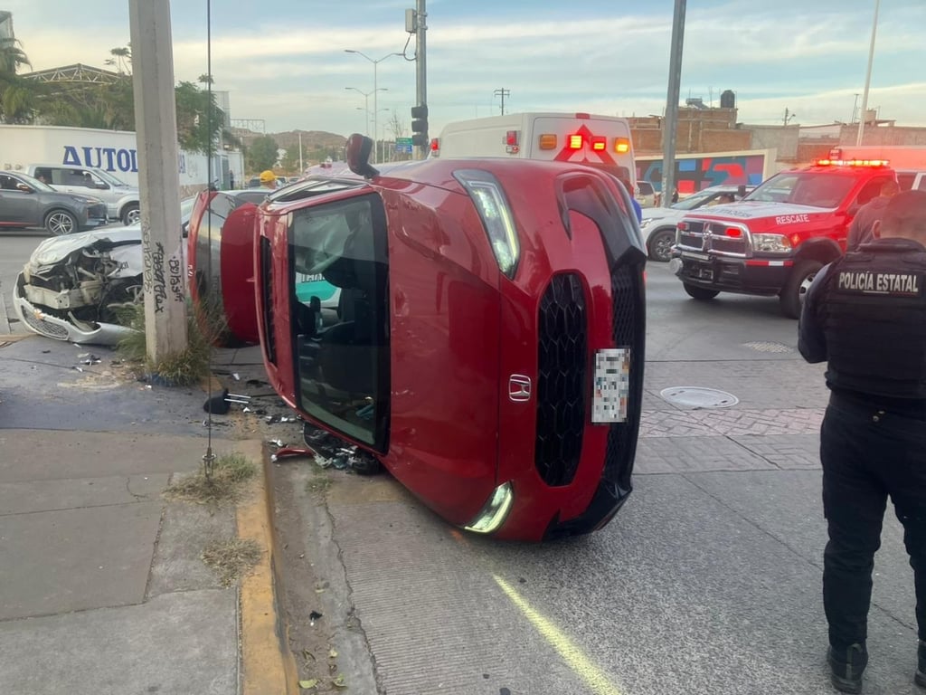 Se registra fuerte choque en bulevar Felipe Pescador; camioneta terminó volcada