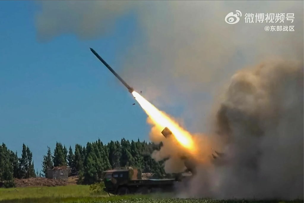 China lanza cohetes en el estrecho de Taiwán; intensifica ejercicios con fuego real