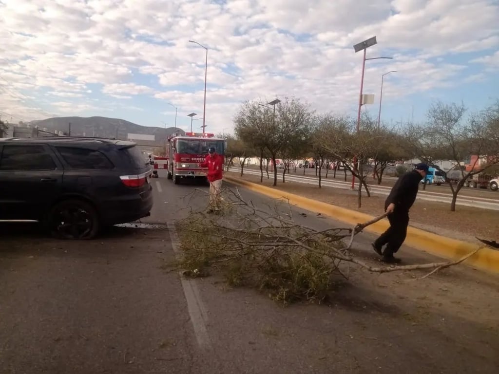 Accidente. Un presunto conductor ebrio ocasionó una colisión en bulevar Ejército Mexicano; después huyó a pie.