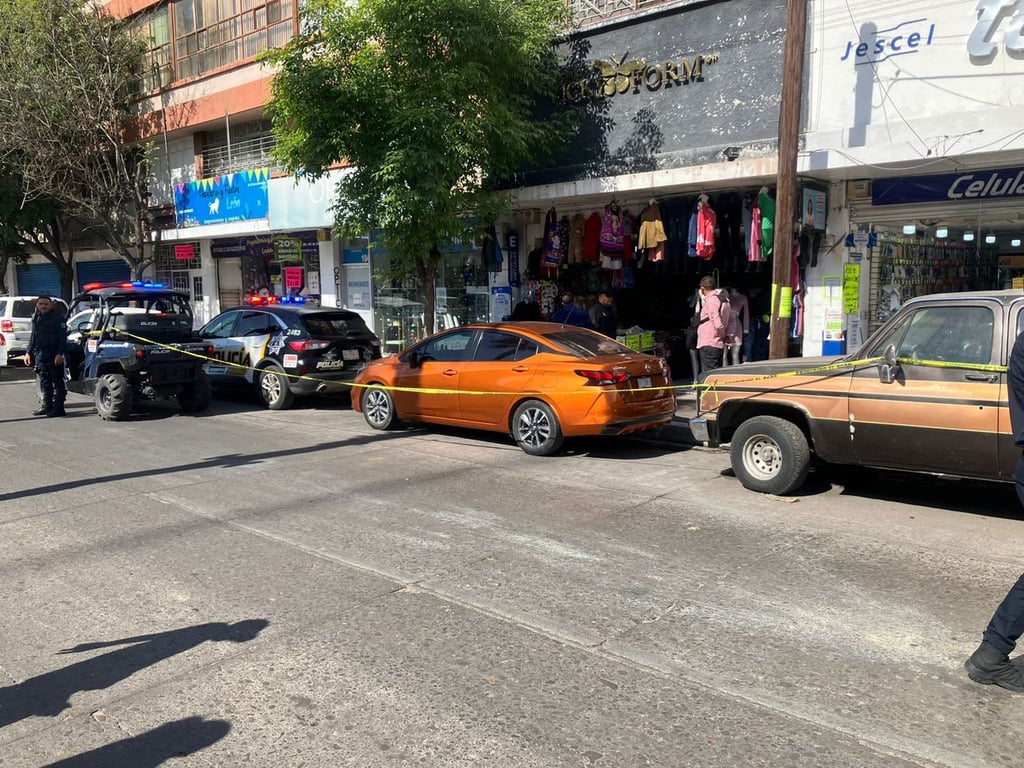 Seguridad. Comerciantes reportaron la situación y agentes acudieron para corroborar lo que indicaban, por lo que llamaron a una grúa para abrir la unidad en otro sitio, pero en eso llegó el dueño y no había nada irregular dentro del vehículo.