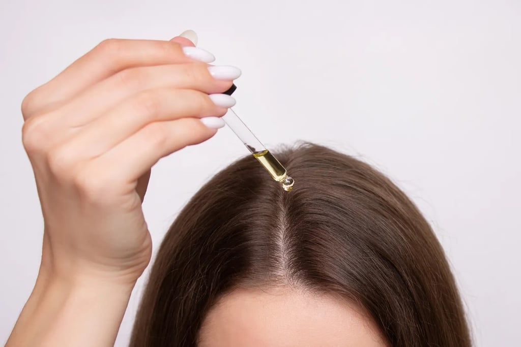 Un cuero cabelludo sano se traduce en un cabello más sano, lo que convierte al aceite de ricino en un potente multiusos.