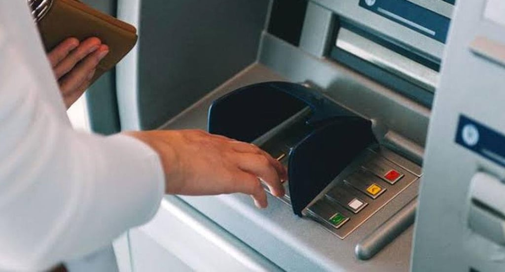 Actividad. Los clientes podrán seguir realizando algunas operaciones, pues la banca tiene miles de cajeros automáticos disponibles en todo el país.