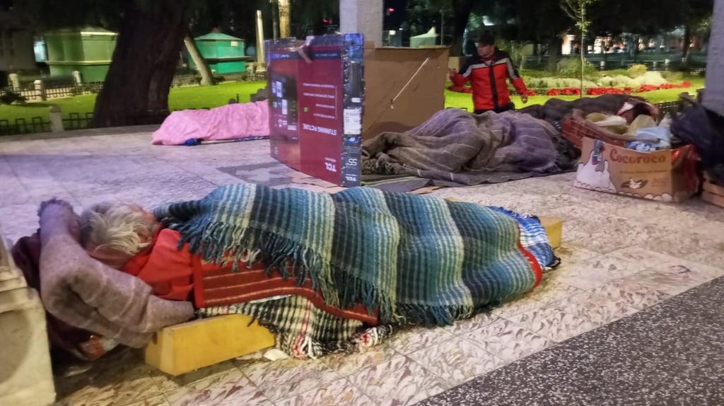 Plazuela Baca Ortiz. En este lugar ya se tienen detectadas a varias personas que por la noche duermen en diferentes áreas de la plaza.