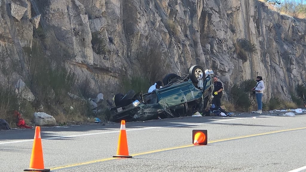 Saldo. Cuatro muertos y una menor grave tras una volcadura en la Durango-Mazatlán, la mañana de este viernes.