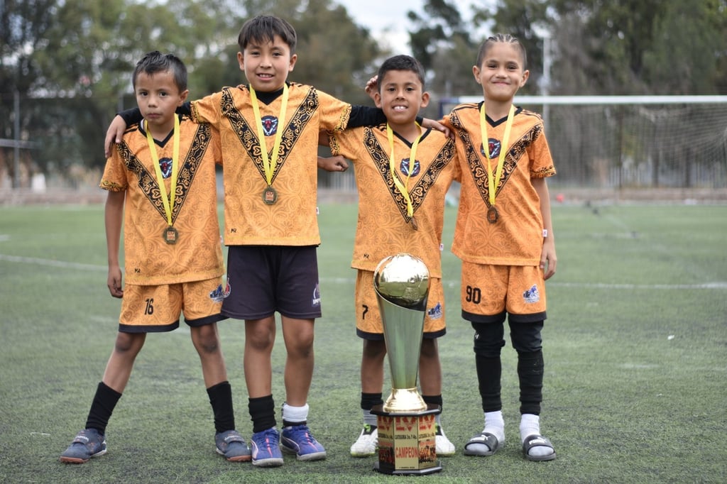 Merecido. Pese al recorte de distancias por parte de Diablitos, Caleb Cisneros, Mateo Valles e Ian Conde comandaron a su equipo para conseguir el ansiado trofeo.