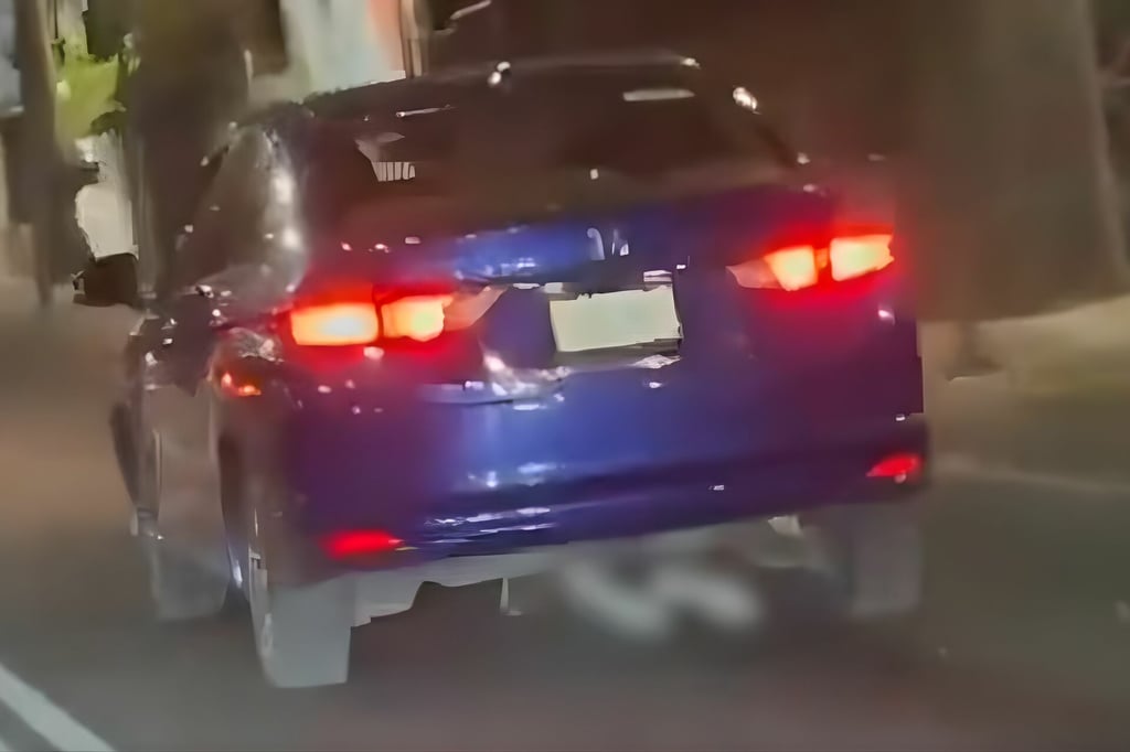 Automovilista arrolla y arrastra a motociclista en Iztapalapa | VIDEO