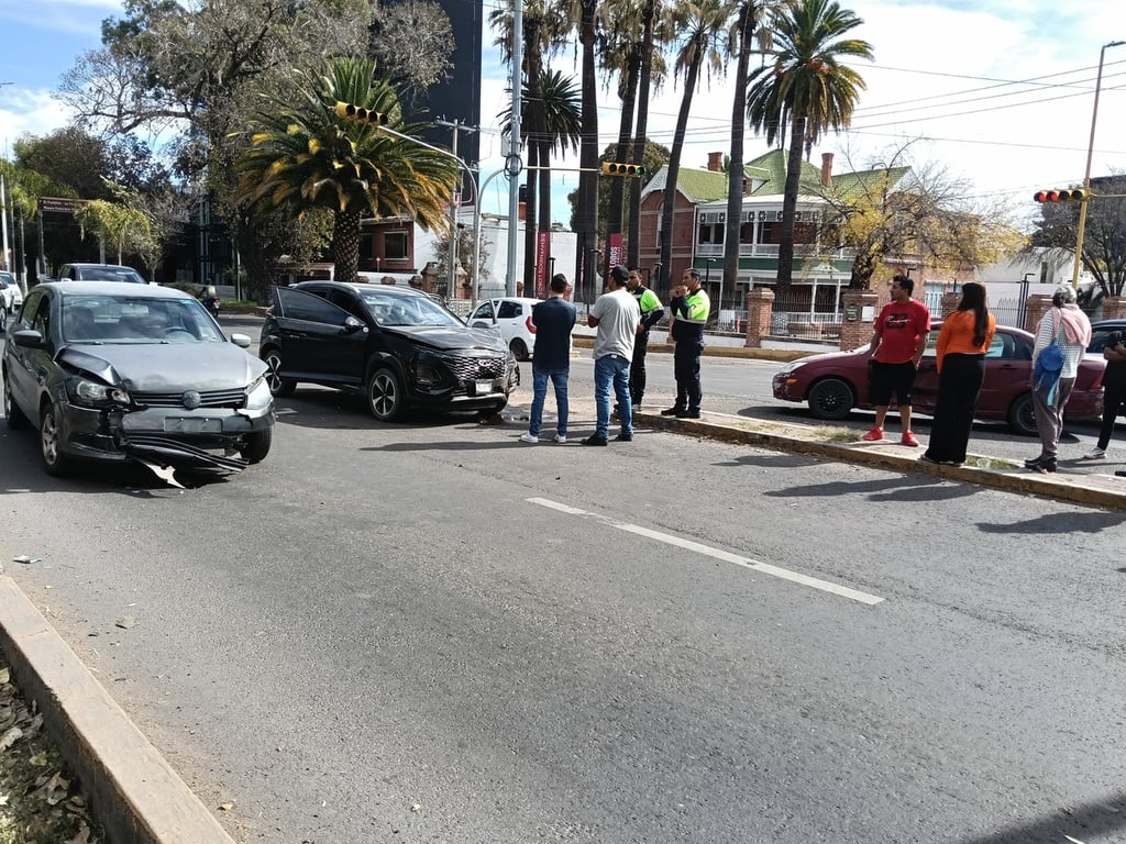 Accidente. Tres vehículos involucrados en un choque, en donde cinco personas resultaron con lesiones leves.