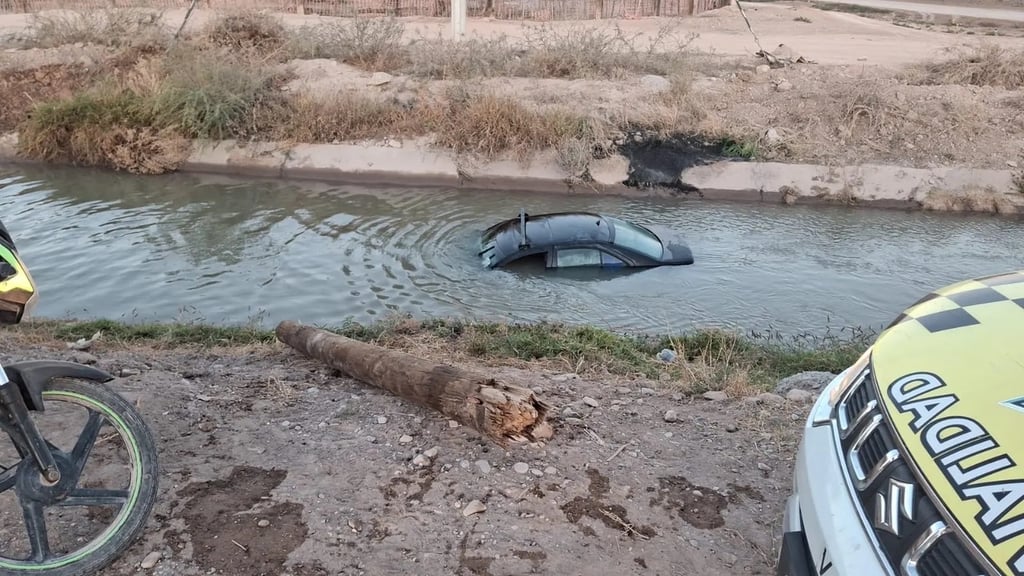 Accidente. Vehículo cae a canal de riego tras choque en zona rural de Lerdo, Durango.