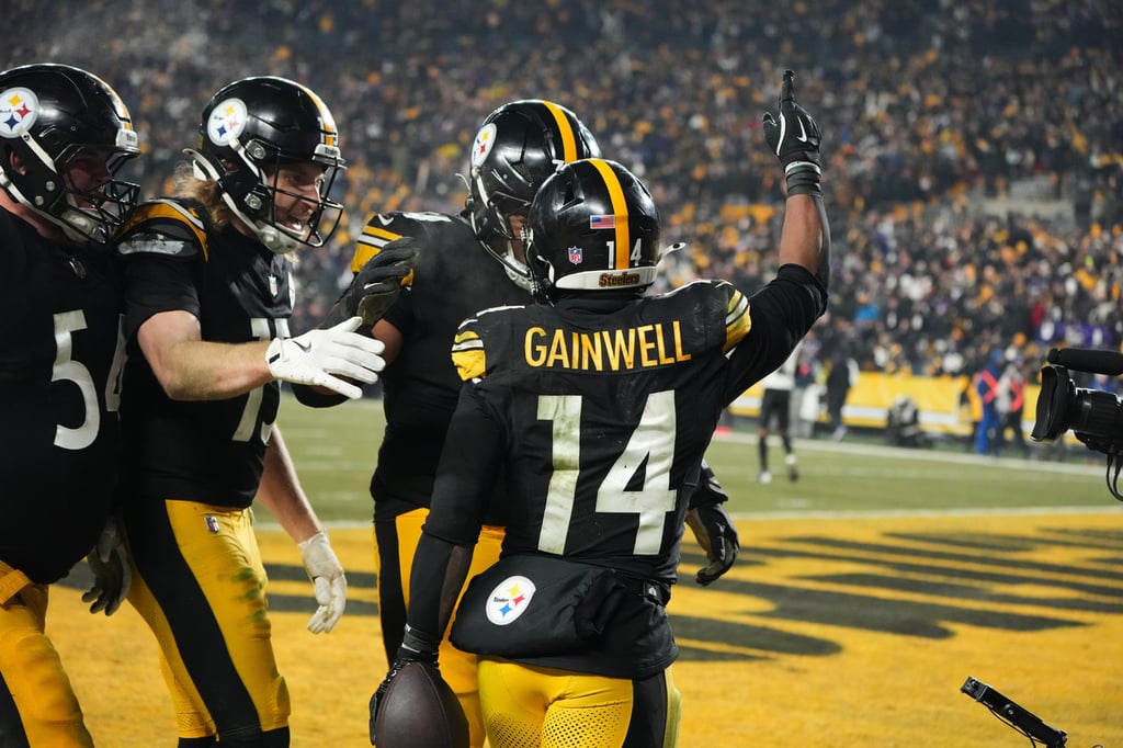 Dato. Con el triunfo, los Pittsburgh Steelers no solo eliminaron a su máximo rival, sino que Mike Tomlin extendió su histórica racha a 19 temporadas consecutivas sin récord perdedor.