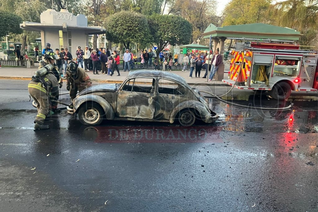 Se incendia VW sedán la tarde de este martes 6 de enero frente a Plaza Baca Ortiz