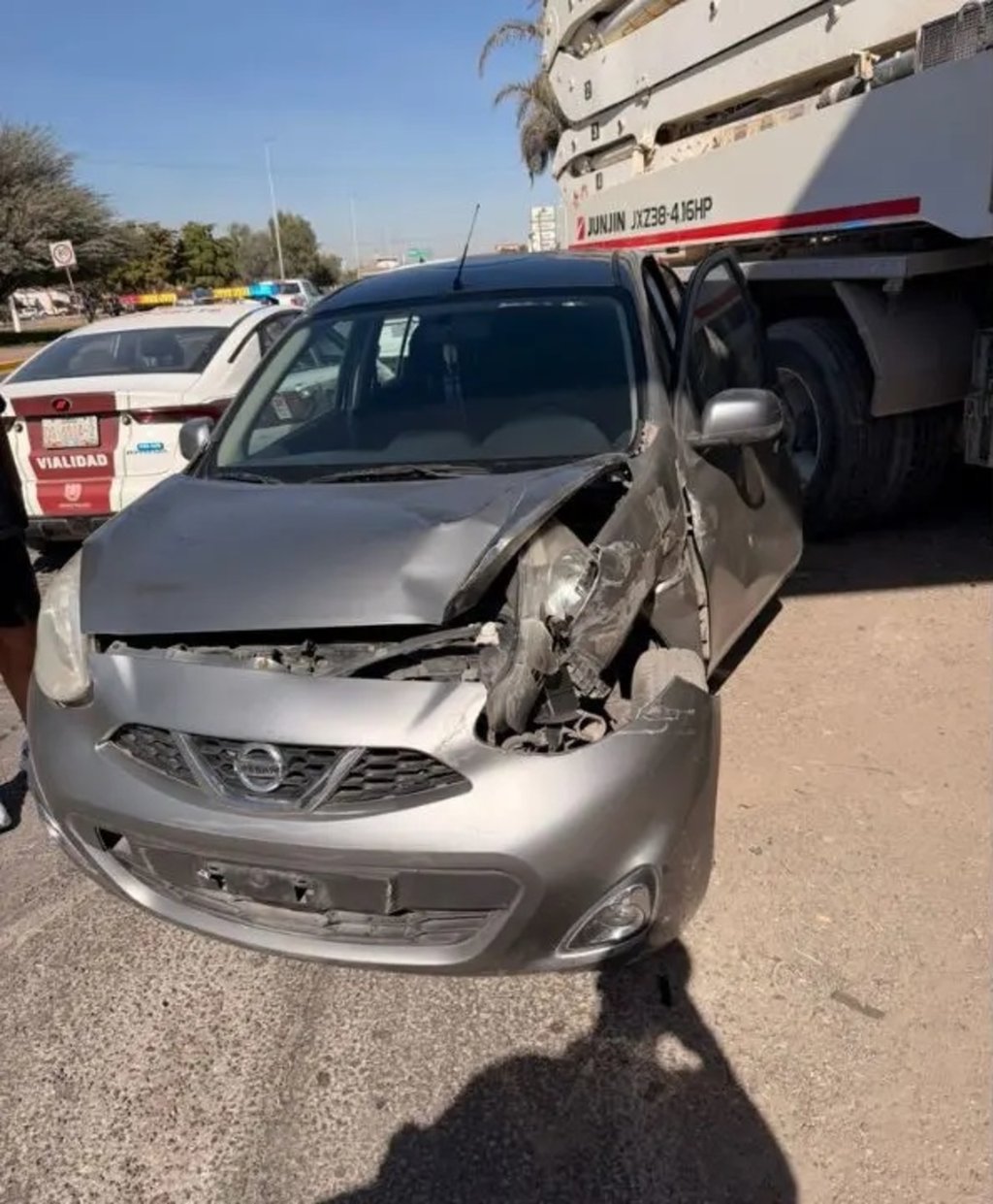 Accidente. Una mujer resultó lesionada tras impactar su vehículo contra una grúa en Gómez Palacio, Durango.